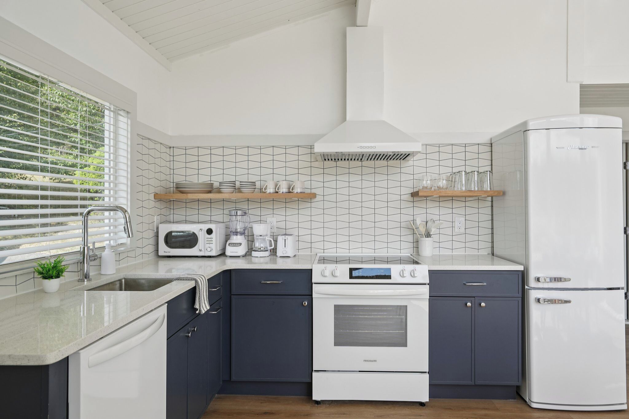 Chalet, 2 Bedrooms, Kitchen, Lake View | Private kitchen