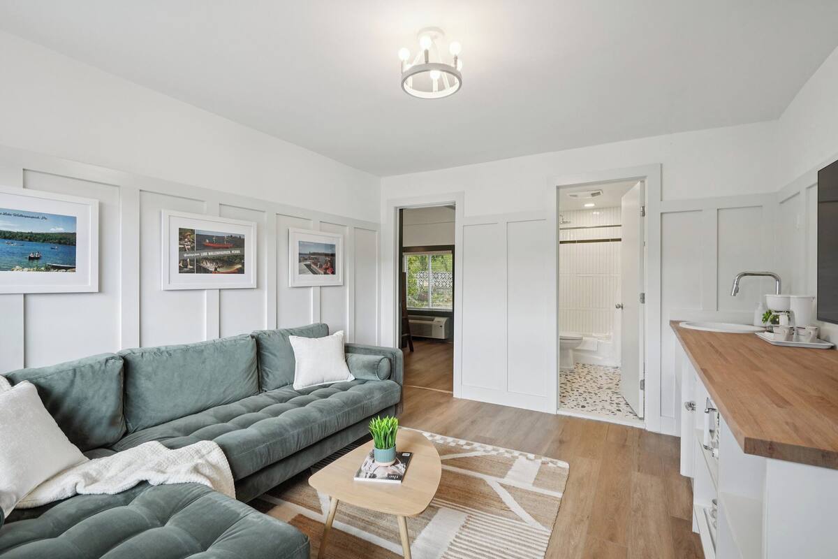 Suite, 2 Bedrooms, Kitchenette, Lake View | Living room | TV