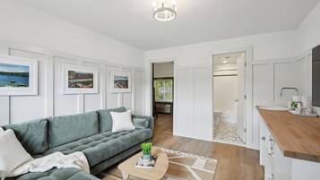 Suite, 2 Bedrooms, Kitchenette, Lake View | Living room