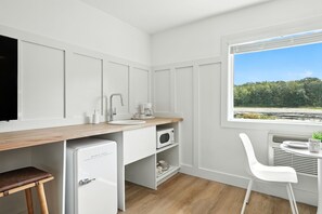 Suite, 1 chambre, coin cuisine, vue lac | Coin cuisine privé