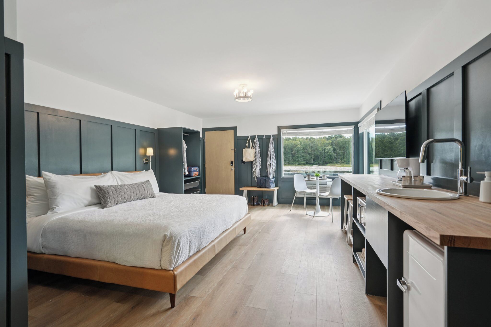 Studio Suite, 1 King Bed, Kitchenette, Lake View | Free WiFi