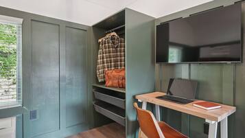 Suíte, 2 quartos, cozinha americana, vista para o lago | Guarda-roupa