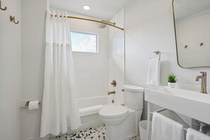Double Room, 1 King Bed, Kitchenette, Lake View | Bathroom | Hair dryer, towels, soap, shampoo