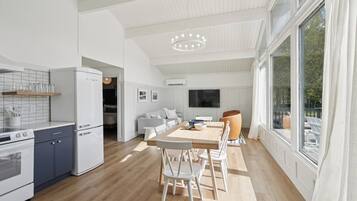 Chalet, 2 Bedrooms, Kitchen, Lake View | Free WiFi