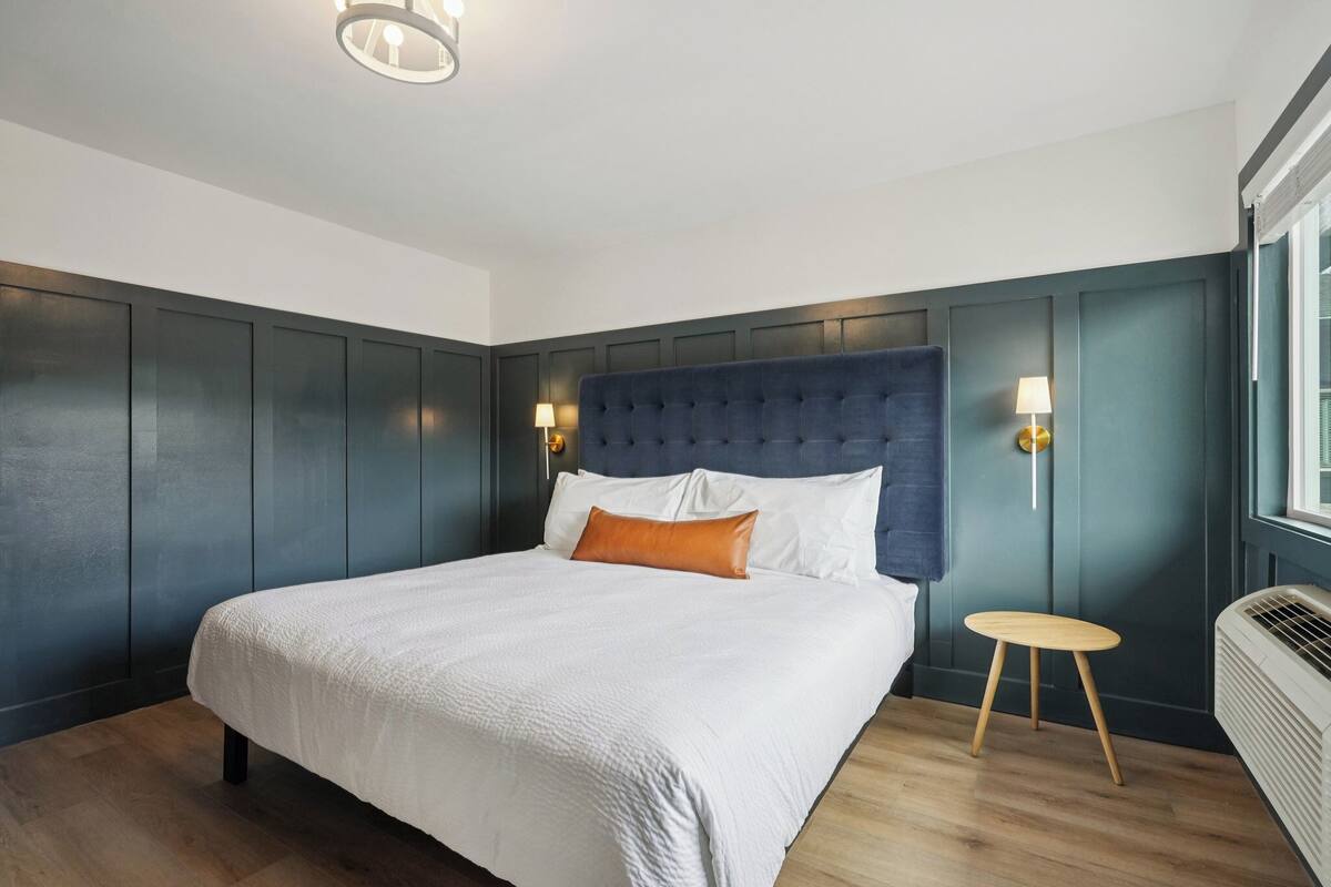 Double Room, 1 King Bed, Lake View | Free WiFi