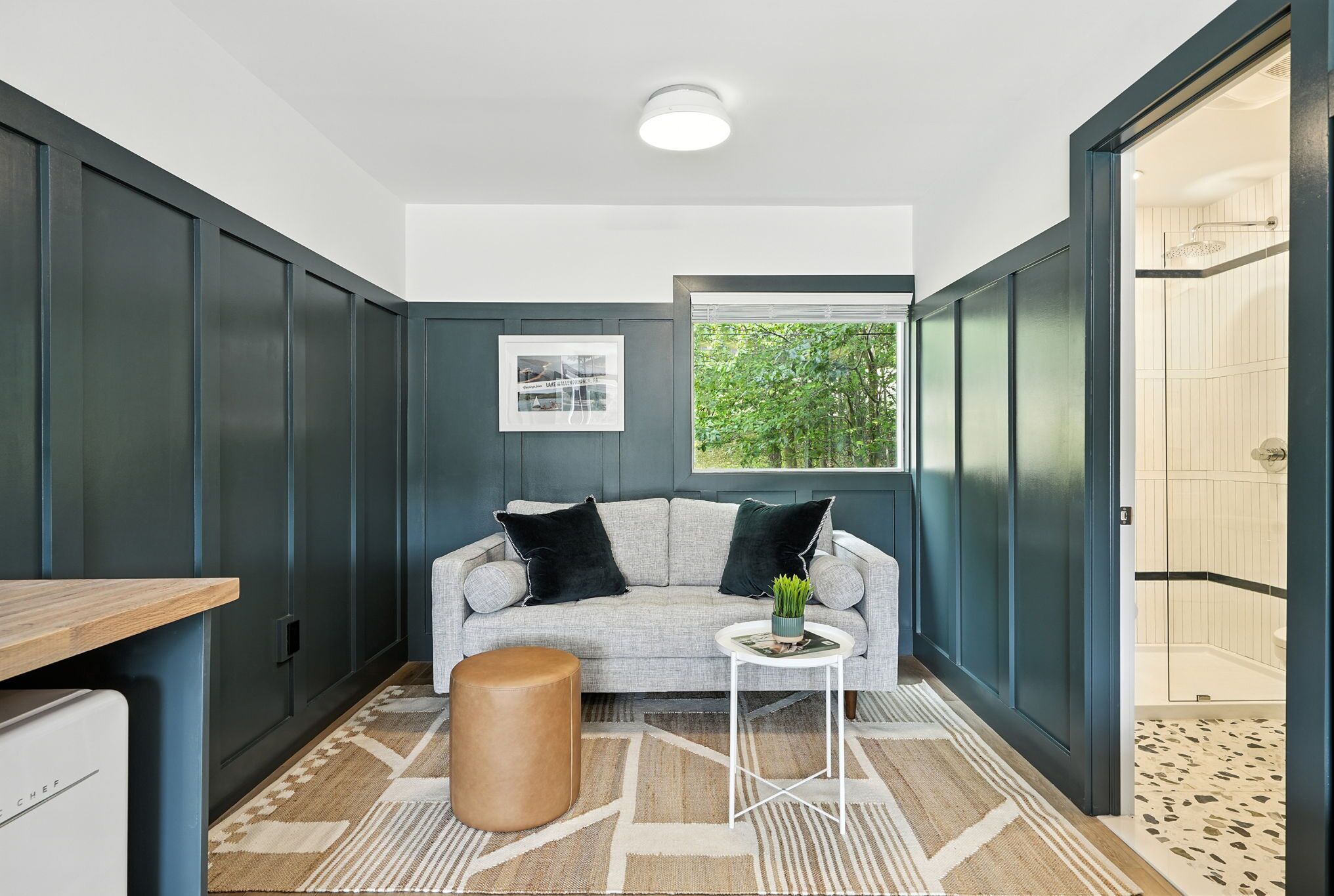 Studio Suite, 1 King Bed, Kitchenette, Lake View | Living area