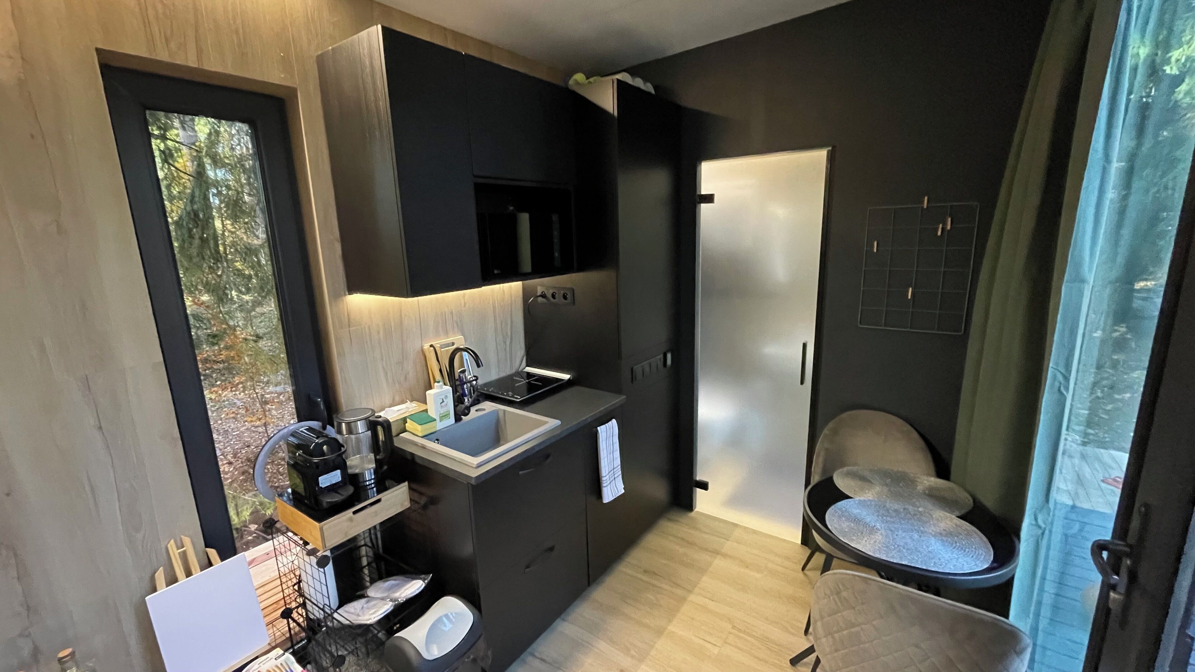 Utensilios de cocina, especias, mesa de comedor