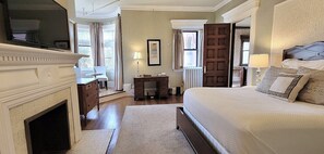 Suite de lujo, vistas a la ciudad | Sábanas de algodón egipcio y ropa de cama de alta calidad