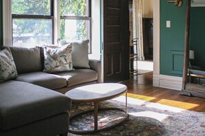 Luxury Suite, Garden View | Living area