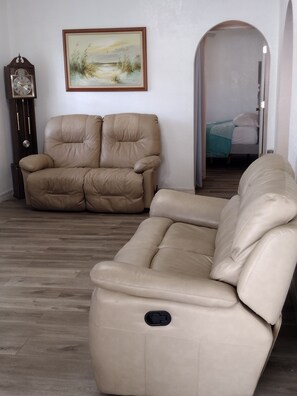 Interior - Charming 2-bedroom, 1 bath, game room 2 closed in patios, house in lovely Ocala (Ocala)