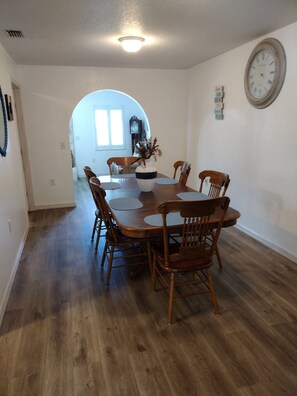 Dining - Charming 2-bedroom, 1 bath, game room 2 closed in patios, house in lovely Ocala (Ocala)