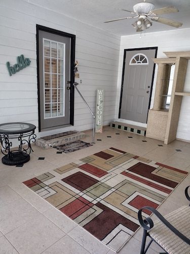 Charming 2-bedroom, 1 bath, game room 2 closed in patios, house in lovely Ocala