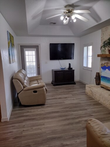 Charming 2-bedroom, 1 bath, game room 2 closed in patios, house in lovely Ocala