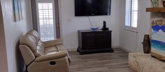 Charming 2-bedroom, 1 bath, game room 2 closed in patios, house in lovely Ocala