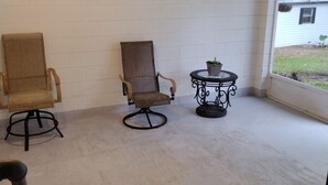 Terrace/patio - Charming 2-bedroom, 1 bath, game room, patio fenced.in lovely Ocala (Ocala)