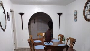 Dining - Charming 2-bedroom, 1 bath, game room, patio fenced.in lovely Ocala (Ocala)