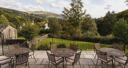 2 Hart Head Barn, Beautiful Renovated Barn in Rydal Sleeping 10.