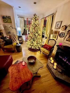 Televisión y chimenea 