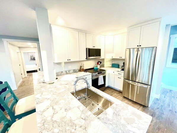 ثلاجة، ميكروويف، فرن، موقد طهي مسطح