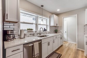 Fridge, microwave, oven, stovetop - Spacious house in St. Louis Park (St. Louis Park)