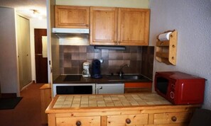 Mikrowelle, Ofen, Wasserkocher mit Kaffee-/Teezubehör