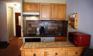 Mikrowelle, Ofen, Wasserkocher mit Kaffee-/Teezubehör