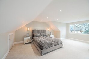 5 bedrooms, WiFi, bed sheets