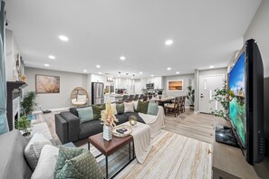 Smart TV, books, music library - Hot Tub, King Bed, Garage, Gated Yard, Ranch-Style (Spring Valley)