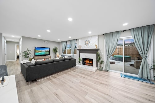 Hot Tub, King Bed, Garage, Gated Yard, Ranch-Style