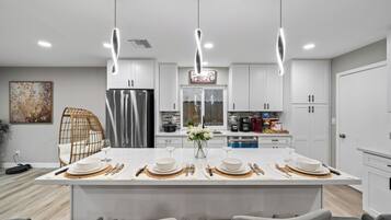 冰箱、微波炉、烤箱、炉灶