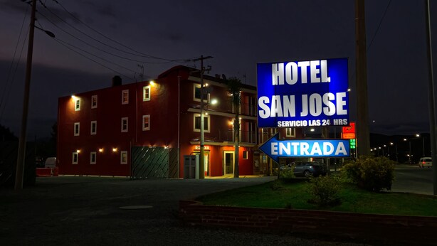 A hotel named 'Hotel San Jose' with a sign indicating 'Entrada' and 'Servicio las 24 horas'. - Hotel San Jose  (Tepeaca)