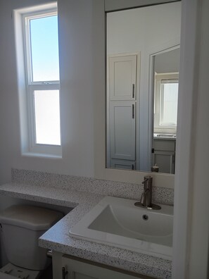 淋浴设施、毛巾、肥皂、卫生纸