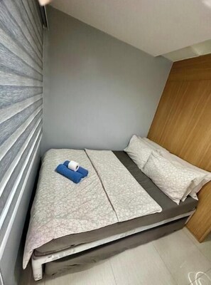 1 bedroom, internet, bed sheets - Kathy’s Crib with big balcony at Shell Residence (Pasay City)
