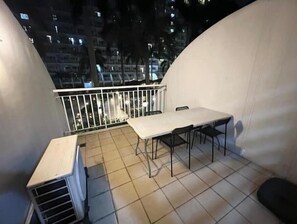 Outdoor dining - Kathy’s Crib with big balcony at Shell Residence (Pasay City)