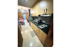 Kjøleskap, mikrobølgeovn, kokeplater og vannkoker