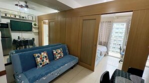 TV - Kathy’s Crib 9th flr pool view at Shell Residence (Pasay City)