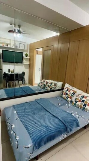 1 bedroom, internet, bed sheets - Kathy’s Crib 9th flr pool view at Shell Residence (Pasay City)