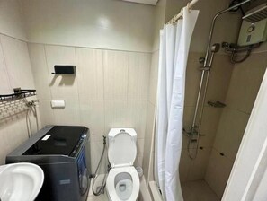 Chuveiro, bidê, toalhas de banho, papel higiênico