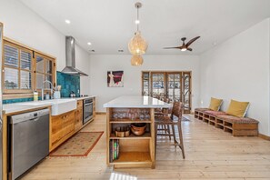 Mikrobølgeovn, ovn, kokeplater og oppvaskmaskin