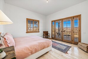 2 bedrooms, WiFi, bed sheets, wheelchair access
