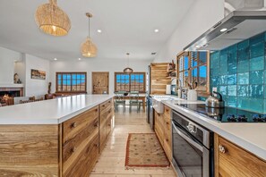 Mikrobølgeovn, ovn, kokeplater og oppvaskmaskin