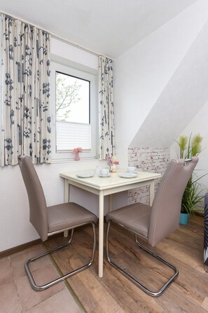 Apartment | Dining - Ferienwohnung in der Nahe zum Strand in Bensersiel (Esens)