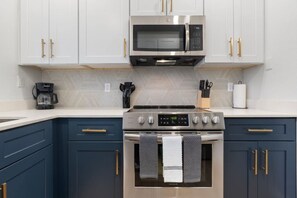 ثلاجة، ميكروويف، فرن، غسالة أطباق