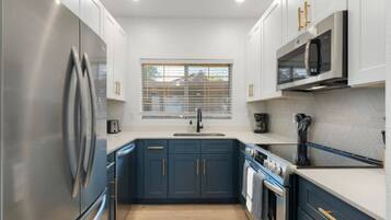 Refrigerador, microondas, horno, lavavajillas