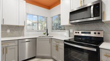 Geladeira, micro-ondas, fogão, cooktop