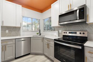 Geladeira, micro-ondas, fogão, cooktop