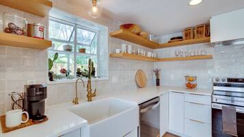 Fridge, microwave, stovetop, dishwasher