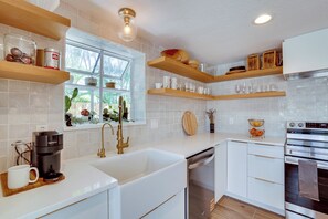 Fridge, microwave, stovetop, dishwasher