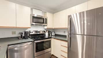 Een koelkast, een microgolfoven, een oven, een kookplaat