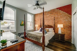 2 slaapkamers, een bureau, een strijkplank/strijkijzer, internet